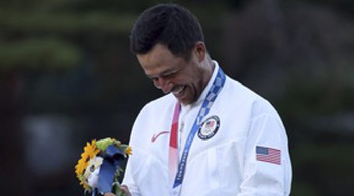L’americano vince di misura le Olimpiadi
